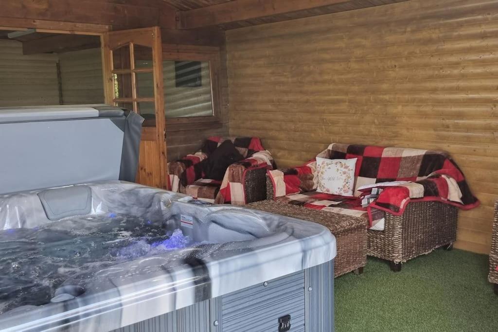 Grace'S Place With Hot Tub & Games Room Carrickfergus Exterior photo